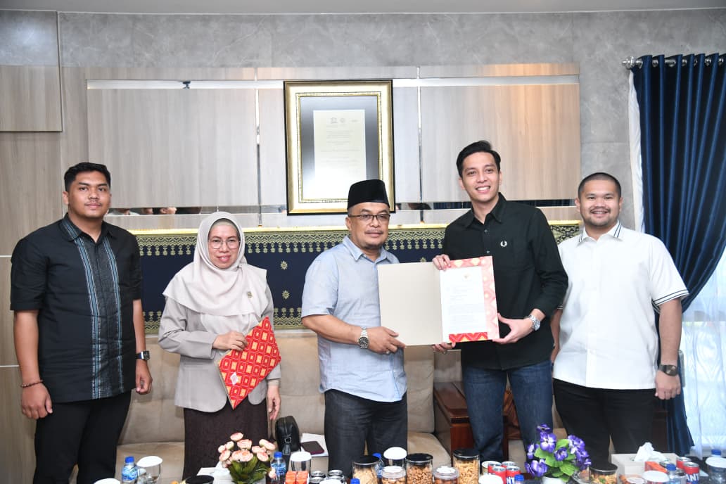 Wali Kota Sawahlunto Riyanda Putra menyerahkan dokumen usulan program pembangunan kepada anggota DPRD Sumatera Barat, Masrisal, dalam kegiatan ekspos di Sawahlunto